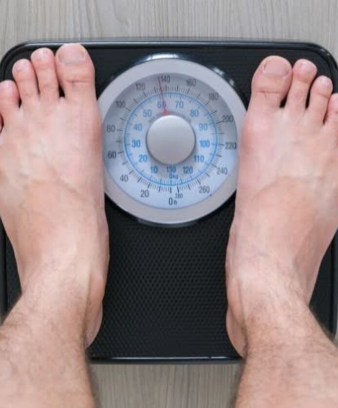 Individual monitoring body weight as part of a Mounjaro weight loss journey.