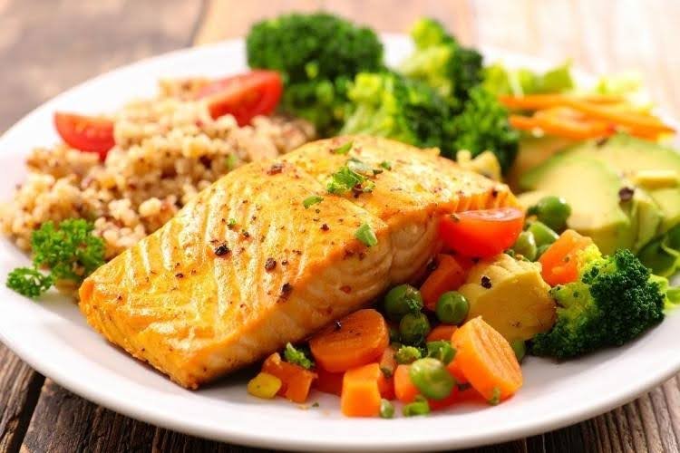 Balanced diet plate with salmon broccoli and quinoa.