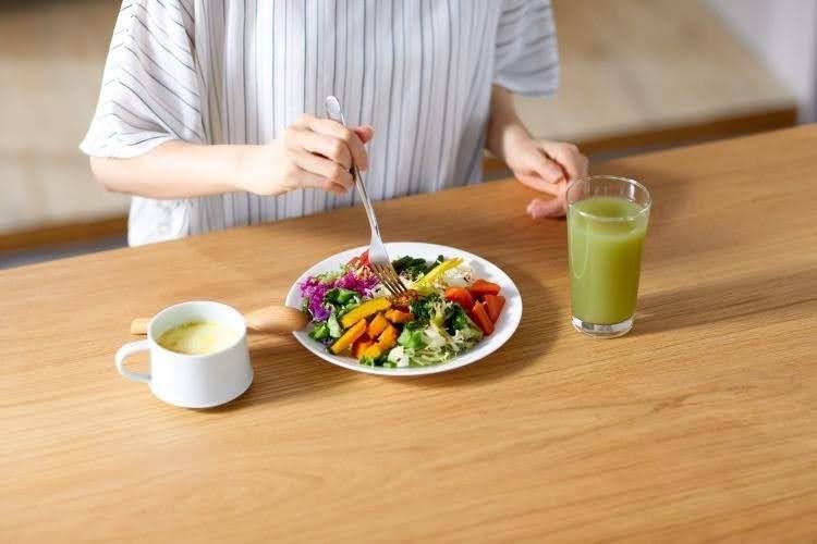 Balanced meal and healthy eating habits to help manage Orlistat side effects.